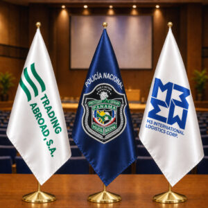 Conjunto de banderas institucionales y empresariales sublimadas montadas en escenario