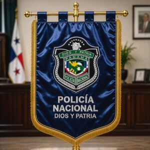 Estandarte institucional de la Policía Nacional montado en base de interior