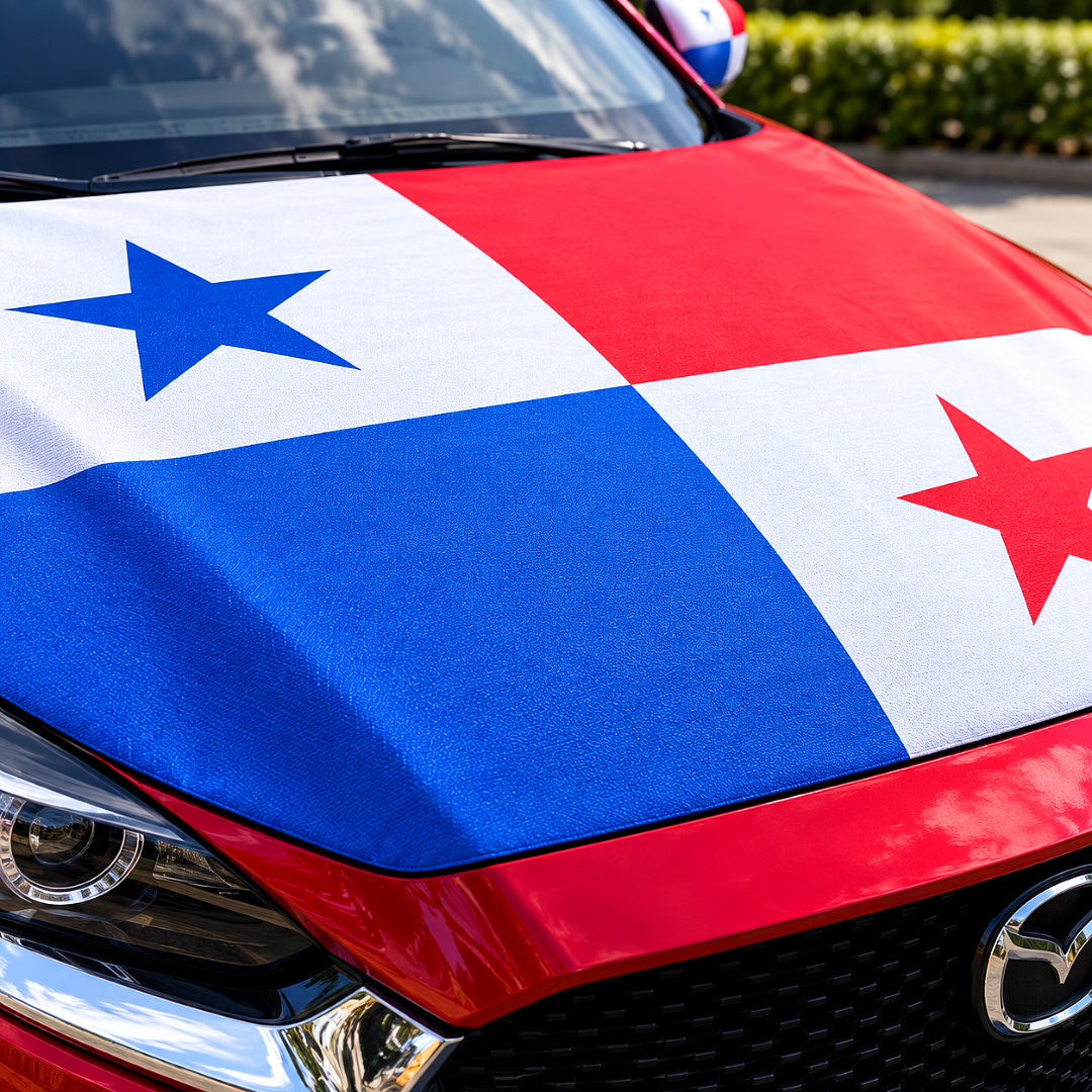 Detalle de bandera de Panamá en capó de carro