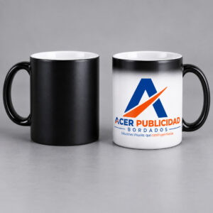 Mug mágico personalizado mostrado en negro y durante el cambio de color que revela el logotipo de Acer Publicidad